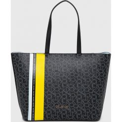 Calvin Klein - Torebka. Czarne torebki klasyczne damskie Calvin Klein, bez wzorów, ze skóry ekologicznej, casualowe, na ramię, duże, bez dodatków. W wyprzedaży za 479,90 zł.