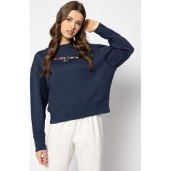 Bluza Tommy Jeans Tjw Modern Logo DW0DW07545. Niebieskie bluzy damskie Tommy Jeans, l, bez wzorów, z bawełny, bez rękawów, bez kaptura. W wyprzedaży za 279,00 zł.
