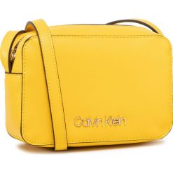 Torebka CALVIN KLEIN - Ck Must Camerabag Ca V K60K606650 ZA2. Żółte listonoszki damskie Calvin Klein, na co dzień, bez wzorów, ze skóry ekologicznej, eleganckie, na ramię, bez dodatków. Za 299,00 zł.