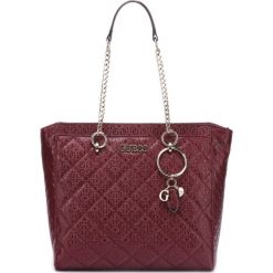 Guess Wilona Torebka Czerwony. Czerwone torebki klasyczne damskie Guess, z aplikacjami, z poliesteru, bez dodatków. Za 609,95 zł.