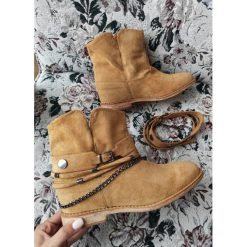 BOTKI FREYA CAMEL. Brązowe koturny damskie Fanaberia.com, z jeansu, bez obcasa, na koturnie, bez zapięcia. Za 159,00 zł.