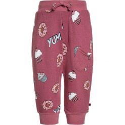 Småfolk PANTS WITH CUPCAKE Spodnie treningowe mesa rose. Fioletowe spodnie dresowe dziewczęce marki Småfolk, z bawełny. Za 169,00 zł.