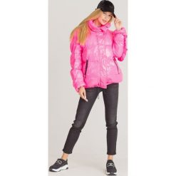 KURTKA PIKOWANA Ice Play. Różowe kurtki damskie Ice Play, z nadrukiem, z puchu, bez kaptura. Za 1279,00 zł.