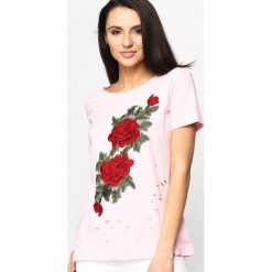 Różowy T-shirt Inside Garden. Czerwone bluzki z odkrytymi ramionami marki Born2be, l, z aplikacjami, z okrągłym kołnierzem. Za 34,99 zł.