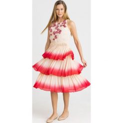 SUKIENKA Elisabetta Franchi. Czerwone sukienki damskie Elisabetta Franchi, na co dzień, z aplikacjami, z materiału, z okrągłym kołnierzem, bez rękawów, midi, rozkloszowane. Za 2075,00 zł.