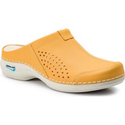 Klapki NURSING CARE - Veneza WG3A13 Mustard. Żółte klapki damskie Nursing Care, bez wzorów, ze skóry ekologicznej, bez obcasa, na obcasie. W wyprzedaży za 239,00 zł.
