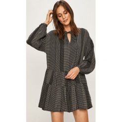 Only - Sukienka. Czarne sukienki damskie ONLY, na co dzień, bez wzorów, z bawełny, casualowe, bez kołnierzyka, z długim rękawem, długie, mini, proste. W wyprzedaży za 129,90 zł.