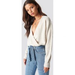 NA-KD Trend Sweter z kopertowym dekoltem - Beige. Brązowe bez kategorii marki NA-KD Trend, z elastanu, z kopertowym dekoltem. Za 121,95 zł.
