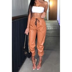 Sponie damskie TIALA BROWN. Pomarańczowe spodnie damskie Sponie damskie TIALA BROWN, s, ze skóry. W wyprzedaży za 89,00 zł.