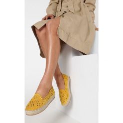 Żółte Espadryle Aetherena. Żółte espadryle damskie Born2be, bez wzorów, bez obcasa. W wyprzedaży za 89,99 zł.