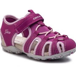 Sandały GEOX - J S. Roxanne B J92D9B 05015 CP8E8 S Dk Raspberry/Pink. Różowe sandały dziewczęce Geox, ze skóry ekologicznej, bez zapięcia. W wyprzedaży za 179,00 zł.