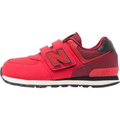New Balance Tenisówki i Trampki red. Czerwone tenisówki męskie New Balance, z gumy. W wyprzedaży za 215,20 zł.