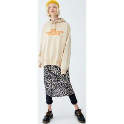 Bluza z kapturem i flokowanym napisem. Szare bluzy damskie marki Pull&Bear, z napisami, bez rękawów, z kapturem. Za 99,90 zł.