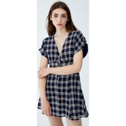 Sukienka mini w kratkę. Zielone sukienki damskie Pull&Bear, w kratkę, bez kołnierzyka, bez rękawów, mini. Za 69,90 zł.