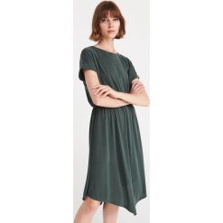 Asymetrzycza sukienka - Khaki. Brązowe sukienki damskie Reserved, s, bez wzorów, bez kołnierzyka, bez rękawów. Za 119,99 zł.