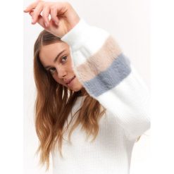 Miękki sweter ze wzorem na rękawach. Białe swetry damskie Top Secret, na lato, w paski, z dzianiny, z długim rękawem, długie, bez kaptura. W wyprzedaży za 69,99 zł.