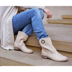 Ażurowe botki na niskim obcasie - skóra naturalna - model 269 - kolor beżowy. Brązowe botki damskie Zapato, na wiosnę, ze skóry, eleganckie, na niskim obcasie, na płaskiej podeszwie, bez zapięcia. Za 399,00 zł.