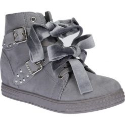 Sneakersy na koturnie wiązane z klamrami Casu 7-X8029. Szare sneakersy damskie Casu. Za 59,99 zł.