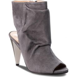Sandały SOLO FEMME - 26417-56-I14/000-07-00 Szary. Szare klapki damskie Solo Femme, bez wzorów, ze skóry, bez obcasa, na obcasie. W wyprzedaży za 259,00 zł.