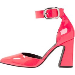 L'INTERVALLE FELICIA Szpilki neon fuchsia. Różowe czółenka damskie marki L'INTERVALLE, bez wzorów, ze skóry, klasyczne, bez obcasa, na szpilce, bez zapięcia. Za 459,00 zł.