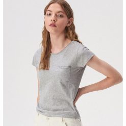 Koszulka basic z kieszenią - Jasny szary. Szare koszulki damskie Sinsay, s, bez wzorów, bez kołnierzyka, bez rękawów. Za 14,99 zł.