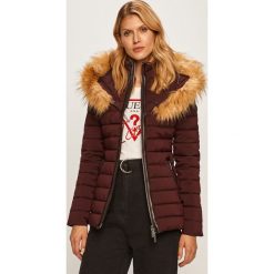 Marciano Guess - Kurtka. Fioletowe kurtki damskie MARCIANO GUESS, s, z aplikacjami, z elastanu, krótkie. W wyprzedaży za 639,90 zł.
