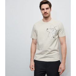 T-shirt z nadrukiem i kieszenią - Kremowy. Białe t-shirty męskie Reserved, s, z nadrukiem, bez kołnierzyka. Za 49,99 zł.