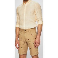 Tommy Hilfiger - Szorty. Brązowe spodenki i szorty męskie TOMMY HILFIGER, bez wzorów, z bawełny, casualowe. W wyprzedaży za 259,90 zł.