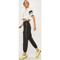 Reebok - Spodnie. Czarne spodnie damskie Reebok, s, z tkaniny. W wyprzedaży za 159,90 zł.