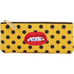 Saszetka Toiletpaper Shit 21 x 9 cm. Kosmetyczki męskie Seletti, z aplikacjami, z tworzywa sztucznego. Za 83,00 zł.