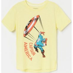 T-shirt z nadrukiem z Kapitanem Ameryką - Żółty. Żółte t-shirty męskie Reserved, z nadrukiem, bez kołnierzyka. Za 35,99 zł.