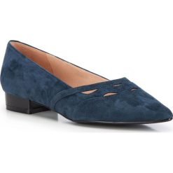 Buty damskie. Czarne botki damskie Wittchen, ze skóry, bez obcasa, na słupku, bez zapięcia. W wyprzedaży za 489,90 zł.