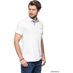 KOSZULKA POLO biała z wykończeniem jeansowym. Białe koszulki męskie Pakamera, m, bez wzorów, z bawełny, bez rękawów. Za 149,00 zł.
