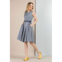 Sukienka w stylu pin up. Sukienki damskie Monnari, na lato, bez wzorów, z dekoltem na plecach, bez rękawów, midi, rozkloszowane. Za 169,50 zł.
