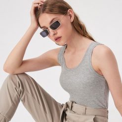 Bawełniany top basic - Jasny szary. Szare topy damskie Sinsay, s, bez wzorów, z bawełny, bez kołnierzyka. Za 7,99 zł.