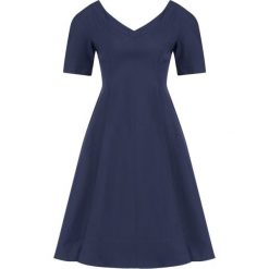 Sukienka codzienna iBlues Norme 72211292. Białe sukienki damskie iBlues, na co dzień, bez wzorów, z bawełny, bez kołnierzyka, bez rękawów, proste. W wyprzedaży za 509,00 zł.