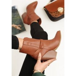Camelowe Kowbojki Dunbar. Brązowe botki damskie Renee, ze szpiczastym noskiem, bez obcasa, na obcasie, bez zapięcia. Za 129,99 zł.