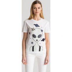 Biały t-shirt damski z kosmicznym motywem - Biały. Białe t-shirty damskie Emporio Armani, z nadrukiem, z bawełny, z okrągłym kołnierzem. Za 231,60 zł.