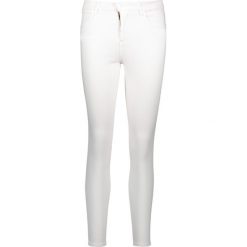 Dżinsy - Skinny fit - w kolorze białym. Białe rurki damskie marki Wrangler. W wyprzedaży za 173,95 zł.
