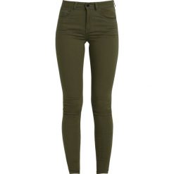 Vila VICOMMIT Jeans Skinny Fit ivy green. Brązowe rurki damskie Vila. W wyprzedaży za 135,20 zł.