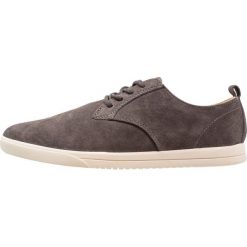 Clae ELLINGTON Sznurowane obuwie sportowe dark charcoal. Szare buty sportowe męskie marki Clae, ze skóry, na sznurówki. W wyprzedaży za 349,30 zł.