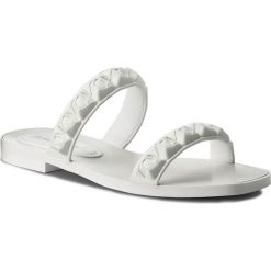 Klapki STUART WEITZMAN - Rosita XL17449 White Tpu. Białe klapki damskie marki Stuart Weitzman, z aplikacjami, ze skóry ekologicznej, bez obcasa, na obcasie. W wyprzedaży za 709,00 zł.