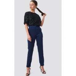 NA-KD Spodnie garniturowe z połyskiem - Blue. Niebieskie spodnie damskie NA-KD, z elastanu. Za 121,95 zł.