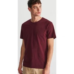 Bawełniany T-shirt - Bordowy. Czerwone t-shirty męskie Reserved, s, bez wzorów, z bawełny, bez kołnierzyka. Za 29,99 zł.