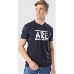 Granatowa Koszulka Morenara. Niebieskie koszulki męskie Born2be, xl, bez wzorów, bez kołnierzyka, bez rękawów. W wyprzedaży za 39,99 zł.