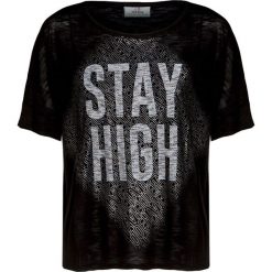 T-shirt DEHA ACTIVE. Czarne t-shirty damskie Deha, z nadrukiem, z wiskozy, sportowe, z okrągłym kołnierzem. W wyprzedaży za 132,00 zł.