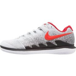 Nike Performance AIR ZOOM VAPOR X HC Obuwie multicourt pure platinum/habanero red/black. Szare buty trekkingowe męskie marki Nike Performance, z gumy, na golfa. W wyprzedaży za 412,30 zł.