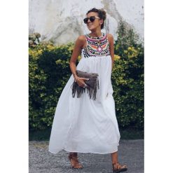 Sukienka ARIAH. Białe sukienki damskie IVET, na lato, xl, z aplikacjami, eleganckie, bez kołnierzyka, bez rękawów, długie, maxi. W wyprzedaży za 69,00 zł.