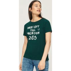 T-shirt z hasłem - Khaki. Brązowe t-shirty damskie Sinsay, l. W wyprzedaży za 9,99 zł.