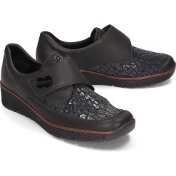 RIEKER 537C0-00 black, półbuty damskie. Czarne koturny damskie Rieker, bez obcasa, na koturnie, bez zapięcia. Za 349,90 zł.